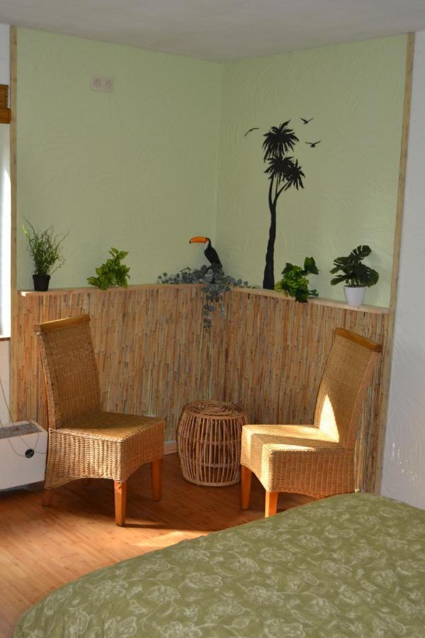 En Chapoisie Bed and Breakfast Ciney Exterior foto